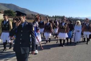 Τα πρωτοχρονιάτικα έθιμα του νομού Λάρισας: Οι Καμήλες και Ντιβιτσήδες, η Γουρουνοχαρά και τα Μπαμπαλιούρια