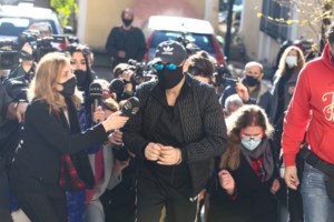 Νότης Σφακιανάκης: "Είσαι ένα πιστόλι..." - Εξηγήσεις στο αυτόφωρο δίνει σήμερα ο τραγουδιστής - εικόνα 2