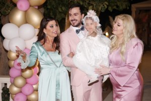 Η boho βάφτιση της εγγονής της Άντζελας Δημητρίου: Το ροζ κοστούμι του πατέρα και τα παστέλ σατέν σύνολα της μαμάς και της γιαγιάς - εικόνα 11