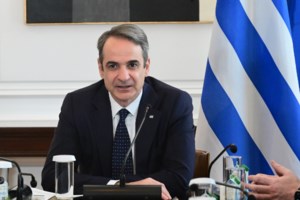 Επίθεση στη Νομική: Η καταδρομική έφοδος των 8 κουκουλοφόρων - "Με χτύπησαν με τον πυροσβεστήρα στο πρόσωπο" [βίντεο] - εικόνα 2