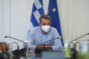 Γιατί πρέπει να εμβολιαστούμε όλοι; Τσιόδρας, Μόσιαλος και άλλοι ειδικοί απαντούν