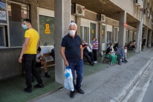 Χάος στη Σερβία: Αντιδράσεις κατά του lockdown λόγω κορονοϊού - Διαδηλωτές εισέβαλαν στη Βουλή [εικόνες]