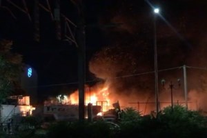 Πειραιάς: Μεγάλη φωτιά στη Μαρίνα Ζέας - Καίγονται πολυτελή γιοτ [εικόνες] - εικόνα 5