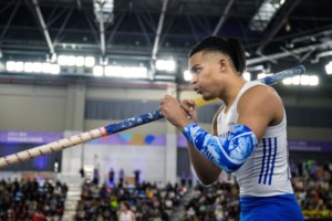 Καραλής: Η "αδελφική" αγκαλιά του Ντουπλάντις και η... γραβάτα του δημοσιογράφου [βίντεο] - εικόνα 2