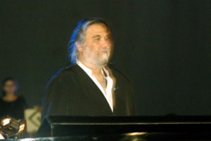 Σακελλαροπούλου για τον Βαγγέλη Παπαθανασίου: Έβαλε τη σφραγίδα της μεγαλοφυΐας του σε όλη την έκταση του μουσικού φάσματος