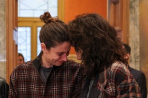 Έγινε ο πρώτος γάμος ομόφυλου ζευγαριού στην Αλβανία - Με ξένους ιερείς και οργισμένες αντιδράσεις [Εικόνες] - εικόνα 5