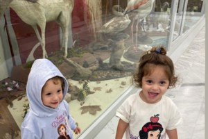 Από μικρές στα... βάσανα: Η Αριάνα και η Φιλιππα Τανιμανίδη κάνουν σπα με ροζ σατέν ρόμπες και βάφουν νύχια στο σπίτι τους - εικόνα 7