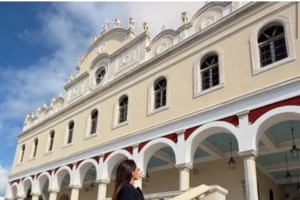 Μαρία Αντωνά: "Ηταν μια ασέβεια" - Καινούργιου και Αρναούτογλου τα βάζουν μαζί της για τη φωτό στην Παναγία της Τήνου