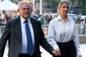 Μπομπ Μενέντεζ: Ένοχος για όλες τις κατηγορίες για διαφθορά ο γερουσιαστής – Κατηγορείται για δωροδοκία με μετρητά και ράβδους χρυσού - εικόνα 3