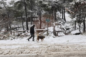 Καιρός: Υγρασία και νοτιάδες σήμερα - Ψυχρή εισβολή από αύριο, με χιόνια και "βουτιά" της θερμοκρασίας - εικόνα 2