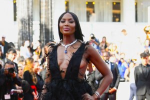 Ναόμι Κάμπελ: Η γαζέλα φόρεσε ένα μεσάτο φόρεμα - μπλέιζερ τονίζοντας τα ατελείωτα πόδια της - εικόνα 6