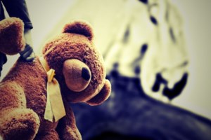 Χαλκιδική: Ποιος είναι ο "Ξανθός Μάγος" που κατηγορείται ότι βίαζε τη βαφτισιμιά του - "Μου είπε ότι θα με καταγγείλει αν..."