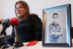 Χάος στον Ισημερινό: Ένοπλοι κουκουλοφόροι εισέβαλαν σε τηλεοπτική εκπομπή με εκρηκτικά - Ανατίναξη περιπολικού - εικόνα 2