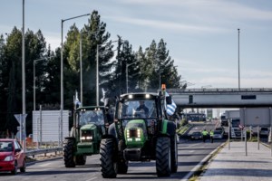 Νίκαια: Βανδάλισαν τα τρακτέρ των δύο αγροτών που πήγαν στη συνάντηση με Μητσοτάκη - "Προδότης" [βίντεο] - εικόνα 5