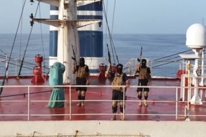 Έκρηξη σε τάνκερ που μετέφερε υγροποιημένο φυσικό αέριο: Έπλεε στα ανοιχτά της Υεμένης - Πληροφορίες ότι επλήγη από βλήμα