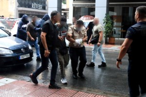 Κρήτη: Οργή στη συγκέντρωση έξω από το Blue Horizon στο Ηράκλειο για τον Αντώνη- "Δολοφόνοι" φώναζε ο κόσμος - εικόνα 3