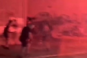 Και χούλιγκαν και εκβιαστές: Ο "Αρκούδος" και ο "Ντένις ο μολότοφ" έβαζαν φωτιά σε μαγαζιά - Βίντεο ντοκουμέντα