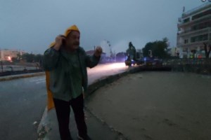 Ένα με τη θάλασσα η παραλία του Βόλου: Χιλιάδες τόνοι νερού και λάσπης στο κέντρο της πόλης