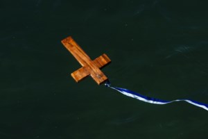 Θεοφάνεια: Ντοκουμέντο από τη στιγμή του τραυματισμού 22χρονου που βούτηξε για τον σταυρό στη Σκάλα