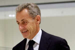 Σαρκοζί: Με μαγιό, δίπλα στην Κάρλα Μπρούνι απολαμβάνει τις διακοπές του στη Γουαδελούπη, υπό...δικαστική εποπτεία