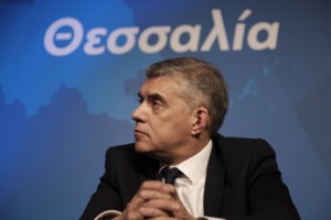 Ψάρια μέσα στη... Λάρισα: Κολυμπούν στα πεζοδρόμια της πλημμυρισμένης Γιάννουλης [βίντεο]