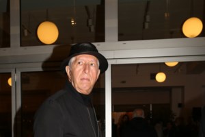 Βίντεο ντοκουμέντο: Συμμορία νεαρών σπάνε αυτοκίνητα και ποζάρουν με όπλα και λεφτά