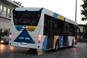 Πειραιάς: Χαροπαλεύει η 72χρονη που παρασύρθηκε από λεωφορείο - Μπορεί να ακρωτηριαστούν και τα δύο πόδια της - εικόνα 2