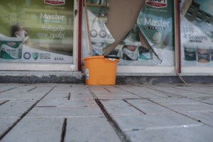 Δολοφονία στη Γλυφάδα: Βίντεο ντοκουμέντο - Η στιγμή που ο 51χρονος μαχαιρώνει με μανία τον σύντροφο της μητέρας του - εικόνα 2