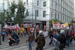 Πολυτεχνείο: Επεισόδια σε Θεσσαλονίκη και Πάτρα - Μολότοφ, χημικά και συλλήψεις [Εικόνες - Βίντεο] - εικόνα 4