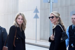 Νίνα Φλορ: Το πένθιμο look με coat dress που επισκίασε όλες τις άλλες - Το λατρεύουν οι royals - εικόνα 21