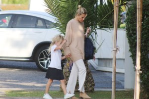 Βίκυ Καγιά: Η vintage σέξι και chic ολόσωμη διάφανη φόρμα από το 2001 που φόρεσε - εικόνα 3