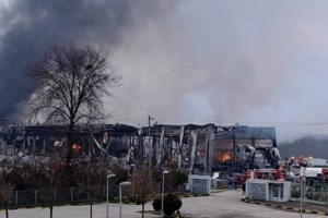 Τρίκαλα: Το ωστικό κύμα έκοψε στα δύο το εργοστάσιο - Αμμωνία και προπάνιο οι πιθανές αιτίες της έκρηξης - εικόνα 6