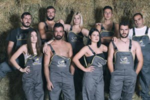 Οι σέξι αγρότες από τα Φάρσαλα επιστρέφουν με νέο ημερολόγιο για το 2024 - Με best of και για καλό σκοπό [εικόνες]