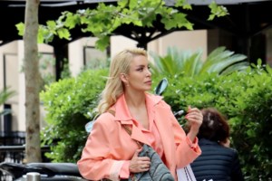 Κατερίνα Καινούργιου: Η εμφάνιση στην Αθήνα με κομψό πουά φόρεμα - Παρόμοιο με της Κέιτ Μίντλετον - εικόνα 10