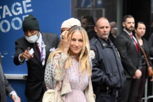 Σάρα Τζέσικα Πάρκερ: Το απίθανο βελούδινο φόρεμα που συνδύασε με λευκό παλτό και πουά γόβες - εικόνα 4