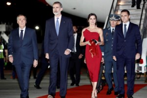 Η Λετίσια και η επόμενη βασίλισσα κόρη της ντύθηκαν ασορτί: Εμφάνιση με μπλε φορέματα και ολόιδιο στιλ [Εικόνες] - εικόνα 11