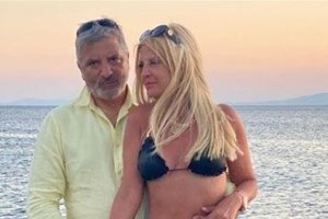 Φτερά και πούπουλα: Πάρτι υπερπαραγωγή για τη Μαρίνα Πατούλη - Πυροτεχνήματα, σούπερ μίνι και... αγκαλιές [Εικόνες]