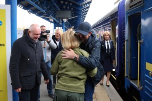 Ουκρανοί πρόσφυγες βρήκαν καταφύγιο σε ένα μεσαιωνικό πύργο της Ιρλανδίας [εικόνες]