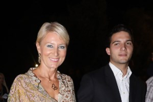 Όλγα Κεφαλογιάννη: Απαστράπτουσα στο Ηρώδειο με μεσάτο φλοράλ φόρεμα και clutch Bottega Veneta - εικόνα 2