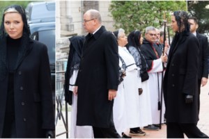 Μοντέρνα πριγκίπισσα: Η smart chic εμφάνιση της πανύψηλης Σαρλίν με total grey και μεγάλη αυτοπεποίθηση - εικόνα 17