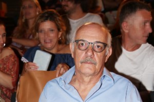 Κιμούλης: Διαμαρτυρία με πανό και συνθήματα έξω από το θέατρο που έπαιζε - Τι απάντησε ο ίδιος [βίντεο]