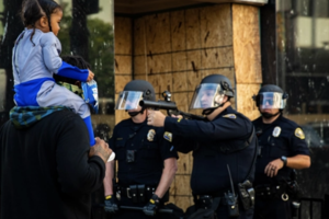 Επεισόδια με φωτοβολίδες και χημικά στο κέντρο της Αθήνας - Πορεία για τη δολοφονία του Τζορτζ Φλόιντ [Εικόνες+βίντεο] - εικόνα 8