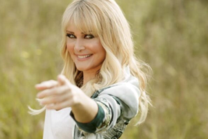 Θέμα στον Guardian η drive in εμφάνιση της Ν. Θεοδωρίδου στη Γλυφάδα- Eτσι θα είναι πλέον οι συναυλίες; - εικόνα 2