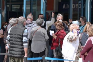 Κόρινθος: Άνδρας σε αμόκ έκοψε το μόριό του και βούτηξε στο κενό