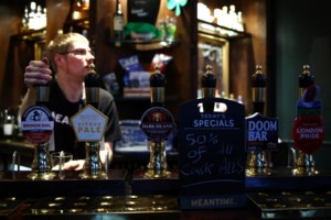 Κορονοϊός: Απίστευτες εικόνες από το μετρό του Λονδίνου - "Πατείς με πατώ σε" χωρίς μάσκες και γάντια