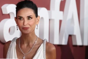 Στη Σύμη σε πάρτι βάπτισης η Ντέμι Μουρ: Έκπληκτοι κάτοικοι και τουρίστες - εικόνα 2