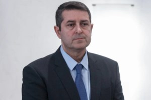 Τι καταγγέλλει ο εκδότης Νίκος Καραμανλής για τον υφυπουργό παρά τω πρωθυπουργώ Γιώργο Μυλωνάκη και τη σύζυγό του