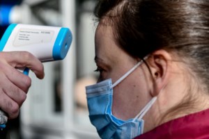 Φόβοι για εξάπλωση της μετάλλαξης Όμικρον στην Ελλάδα τα Χριστούγεννα - Ερχεται πέμπτο κύμα μετά τις γιορτές