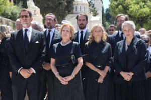 Βασίλισσα Σοφία: Συντετριμμένη στην κηδεία του θείου της πρίγκιπα Μιχαήλ μαζί με την αδελφή της Ειρήνη - εικόνα 3
