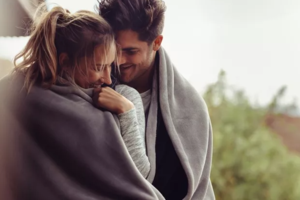 Μανούσος Μανουσάκης: Μου πρότειναν να κάνω σειρά με έρωτα μεταξύ εμβολιασμένου και ανεμβολίαστης - εικόνα 2